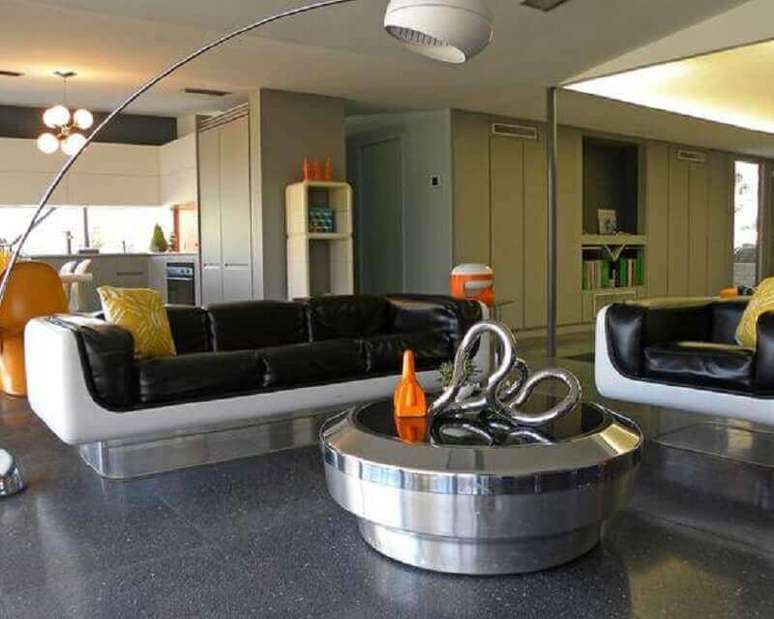 24. Decoração para sala com sofás modernos com base de acrílico e assento de couro preto – Foto: Carolina Couture