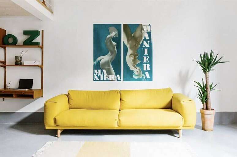 4. Decoração clean com sofá moderno amarelo de 3 lugares – Foto: Remodelista