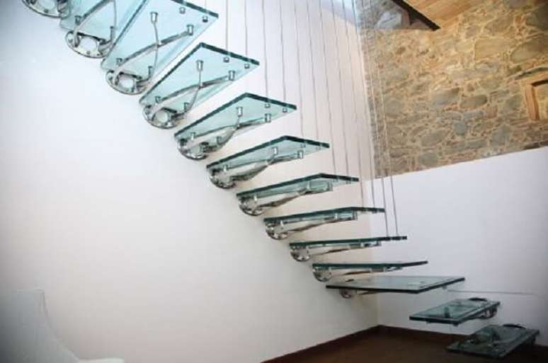 59. Escada flutuante com cabos para sustentação. Fonte: Pinterest