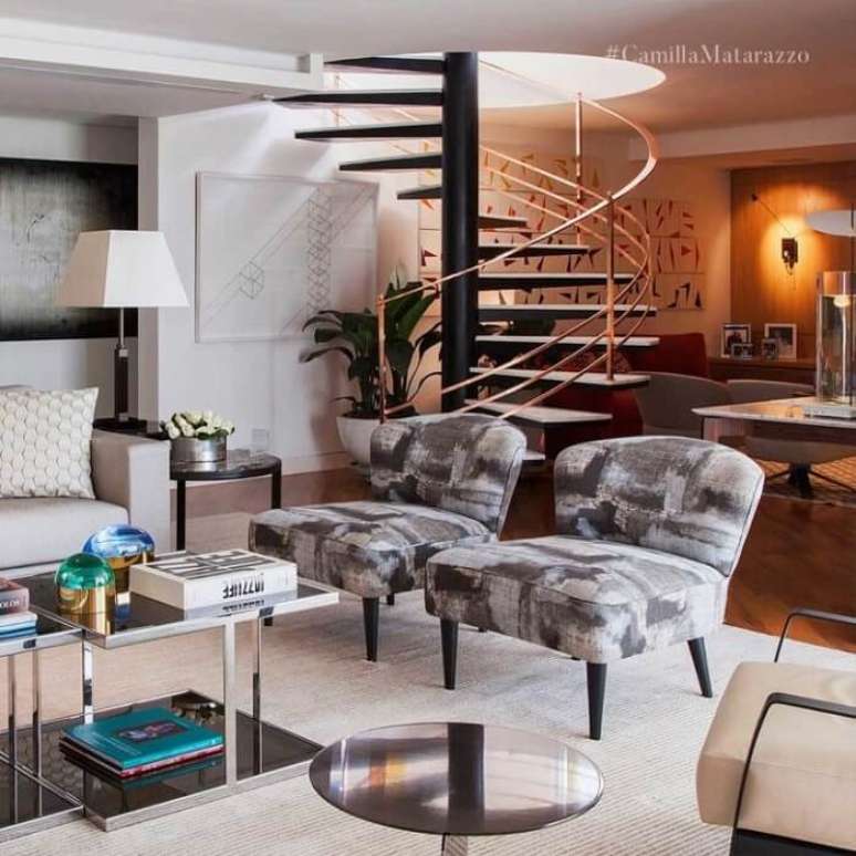 60. Escada flutuante com design circular no centro da sala de estar. Fonte: Camilla Matarazzo