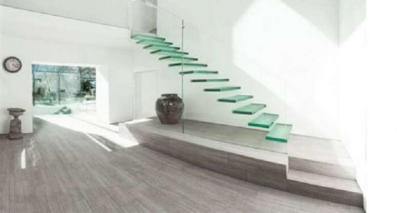 87. Escada com degraus flutuantes feita com estrutura de vidro. Fonte: Pinterest