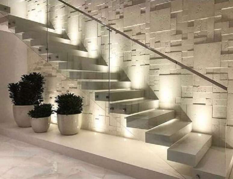 43. Escada flutuante de concreto com iluminação diferenciada. Fonte: Pinterest