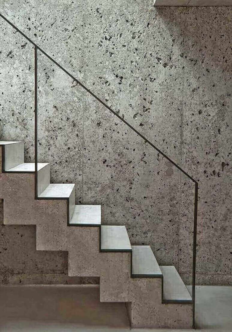 20. Escada com degraus flutuantes de concreto com lateral feita de metal. Fonte: Pinterest