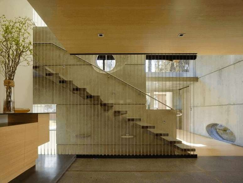 21. Escada flutuante de concreto com lateral formada por cabos de aço. Fonte: Cheng Design