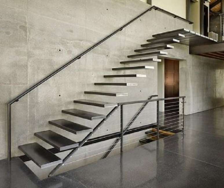22. Escada flutuante de concreto complementa a decoração com estilo industrial. Fonte: Pinterest