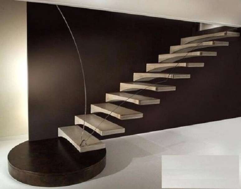 23. Escada flutuante de concreto compõe a decoração dessa sala com estilo contemporâneo. Fonte: Pinterest