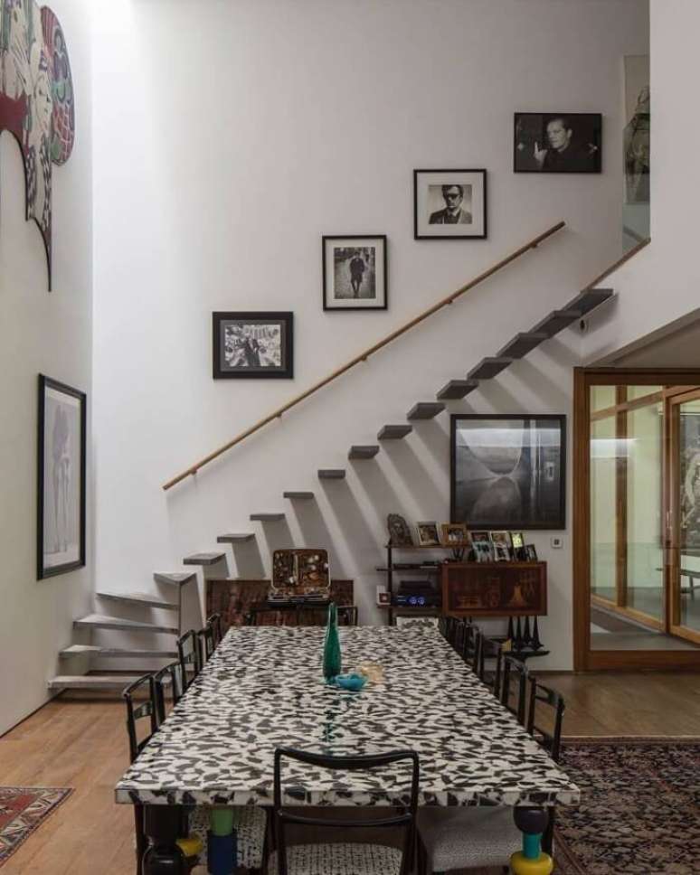 67. Escada flutuante de concreto encanta a de coração da sala de estar. Fonte: Reinach Mendonça Arquitetos Associados