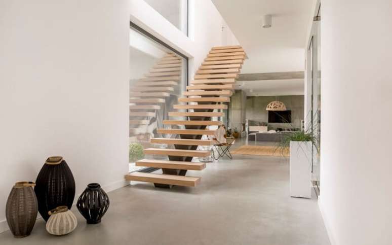 1. Escada flutuante de madeira clara com estrutura metálica. Fonte: Pinterest