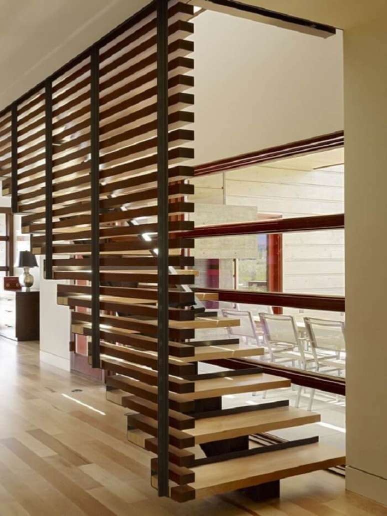 28. Escada flutuante de madeira com design contemporâneo. Fonte: Pinterest