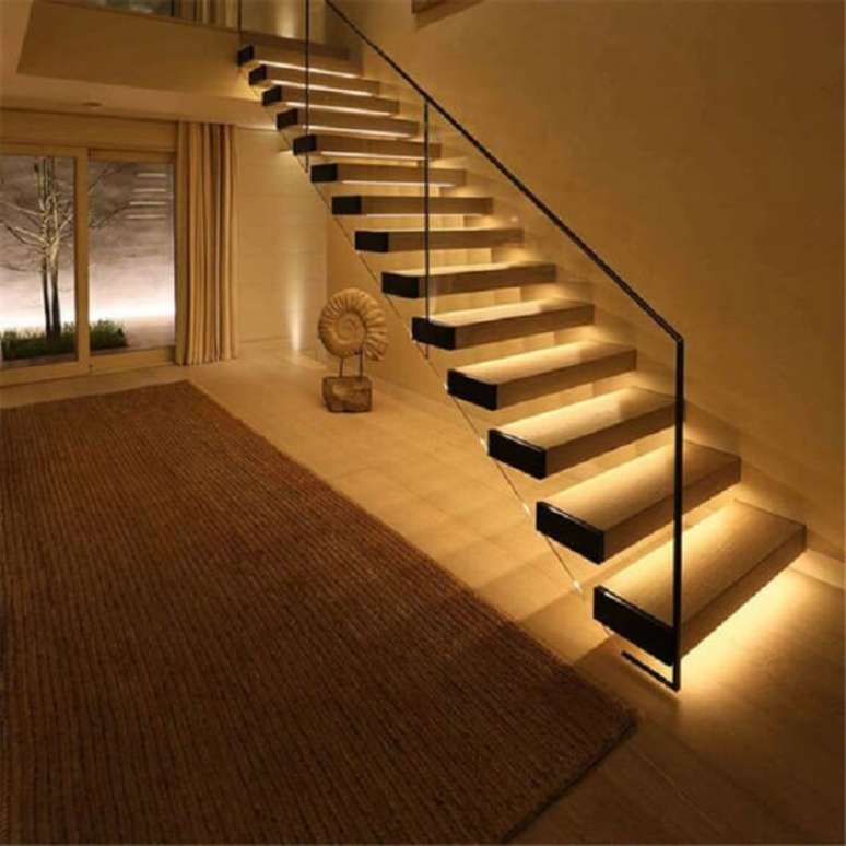 30. Escada flutuante de madeira com iluminação sofisticada. Fonte: Pinterest