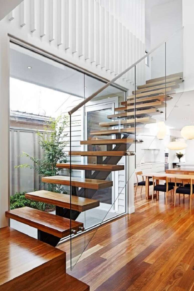 32. Escada flutuante de madeira com lateral de vidro. Fonte: Pinterest