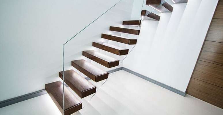 31. Escada flutuante de madeira com lateral de vidro temperado. Fonte: All Architecture Designs