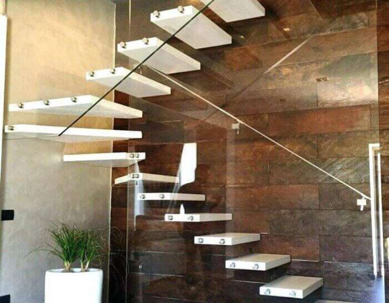 36. Escada flutuante de madeira com lateral feita de vidro temperado. Fonte: Pinterest