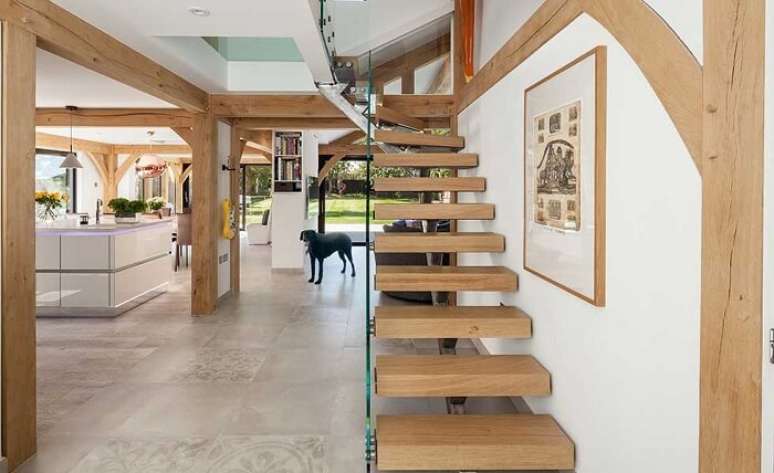 3. Escada flutuante de madeira complementa a decoração com estilo rústico dessa casa. Fonte: Pinterest