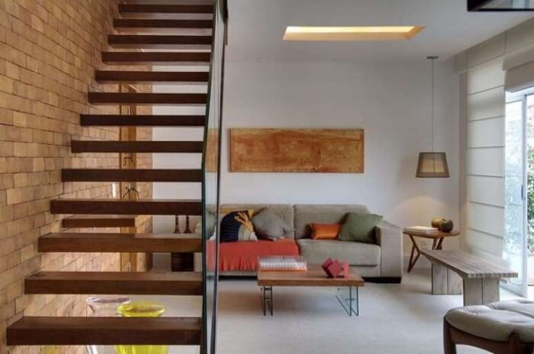 77. Escada com degraus flutuantes de madeira para espaços reduzidos. Fonte: Ao Cubo Arquitetura