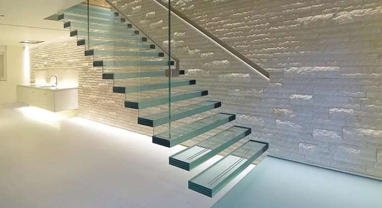 7. Escada flutuante de vidro e corrimão metálico. Fonte: Pinterest