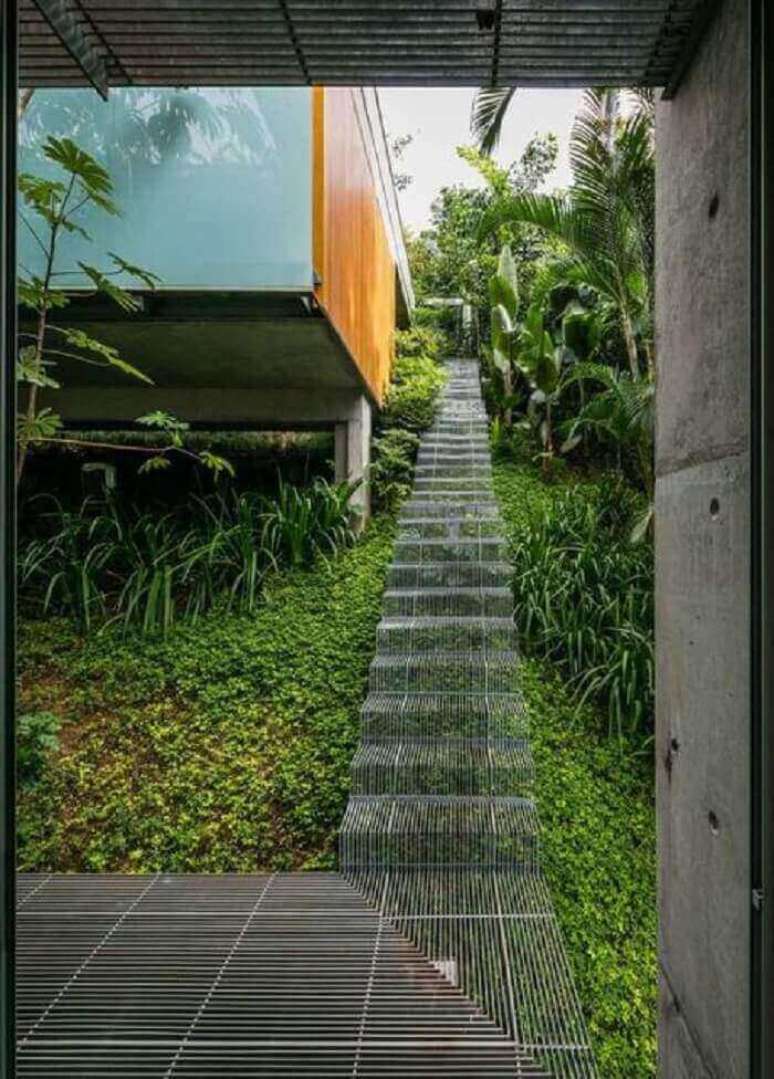 14. Escada flutuante utilizada em área externa da casa e sob a vegetação