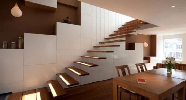 86. Escada com degraus flutuantes feita de madeira reta. Fonte: Pinterest