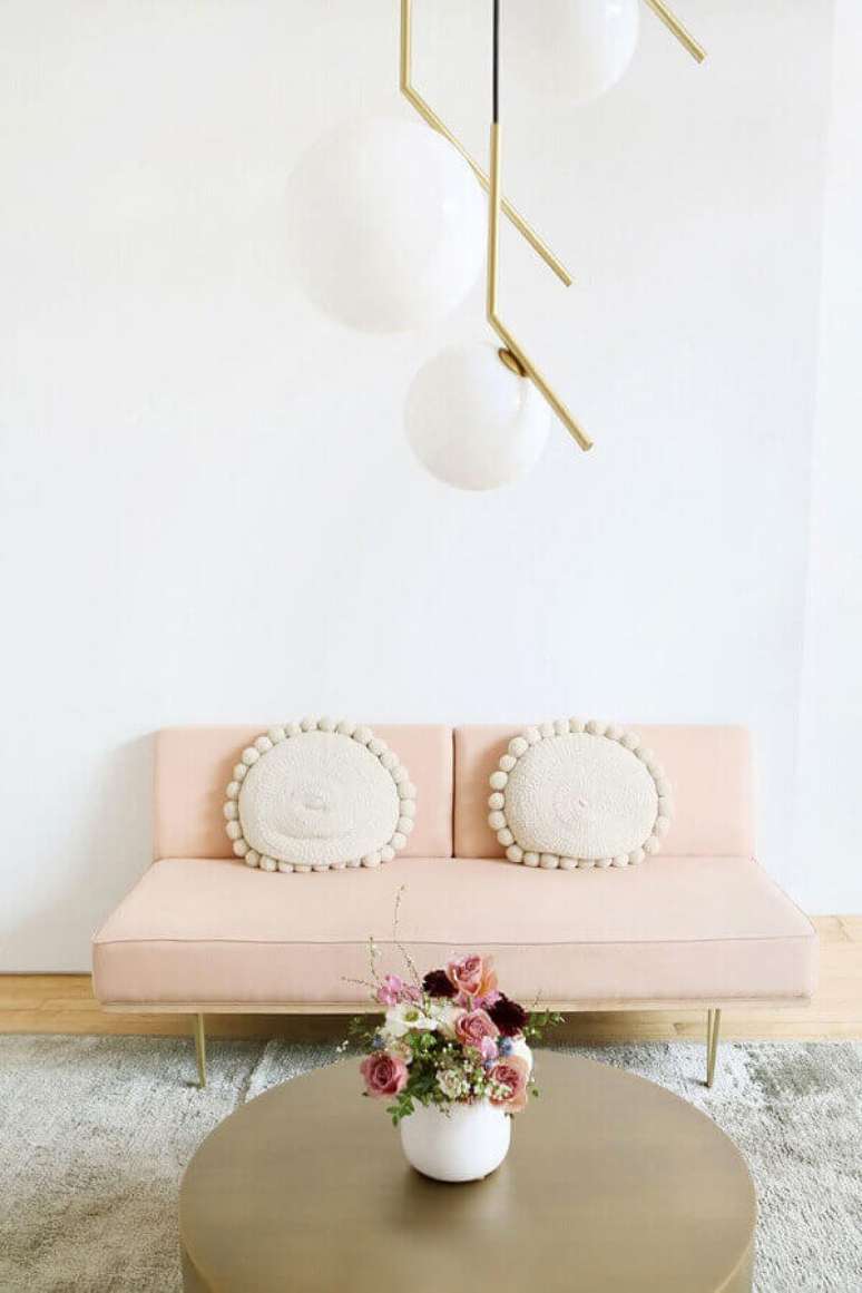 30. Modelos de sofás modernos para sala pequena decorada em tons de rosa e dourado – Foto: Roomed