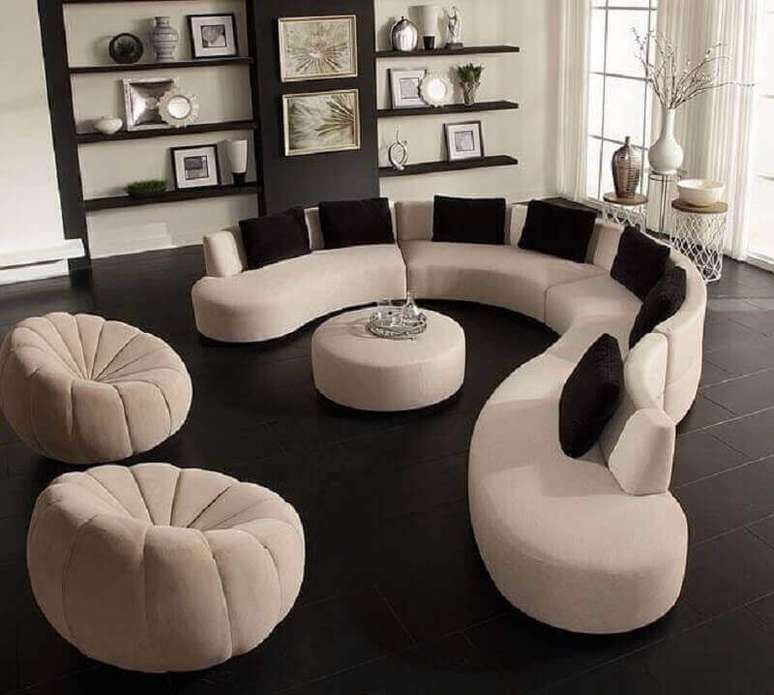 33. Aqui o sofá moderno possui uma curvatura que o deixa mais sofisticado – Foto: T4 Meritage Homes