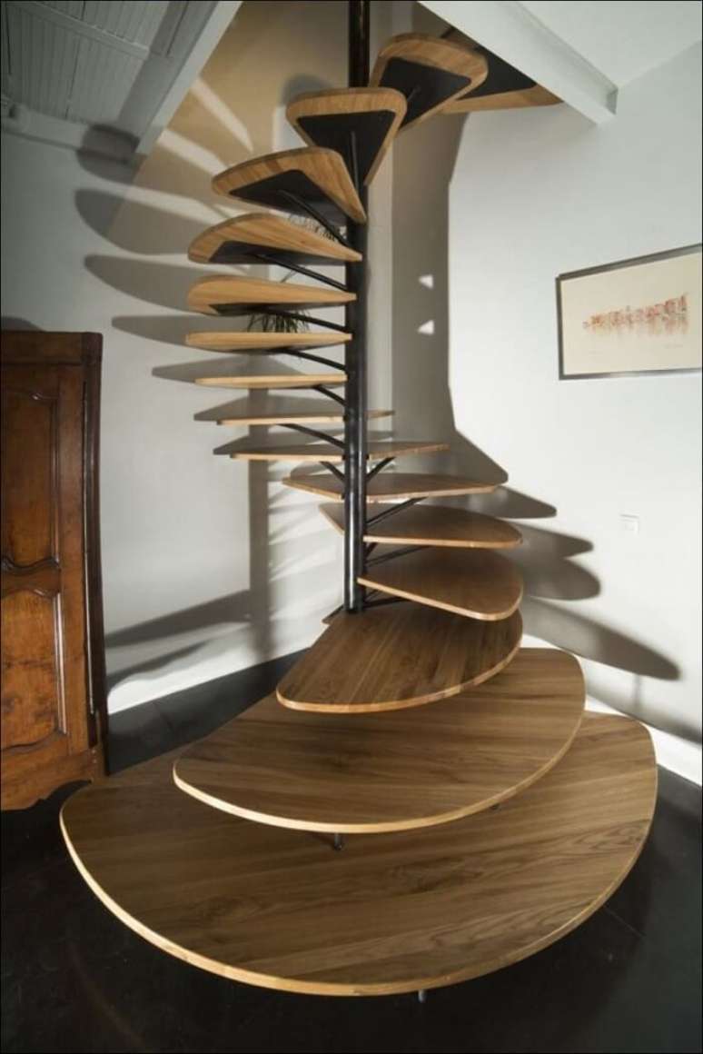 41. Para ambientes reduzidos estruture uma escada flutuante de madeira circular. Fonte: All Architecture Designs