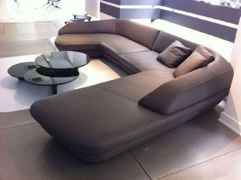37. Decoração com sofá modernos para sala ampla com mesa de centro diferente – Foto: Pinterest