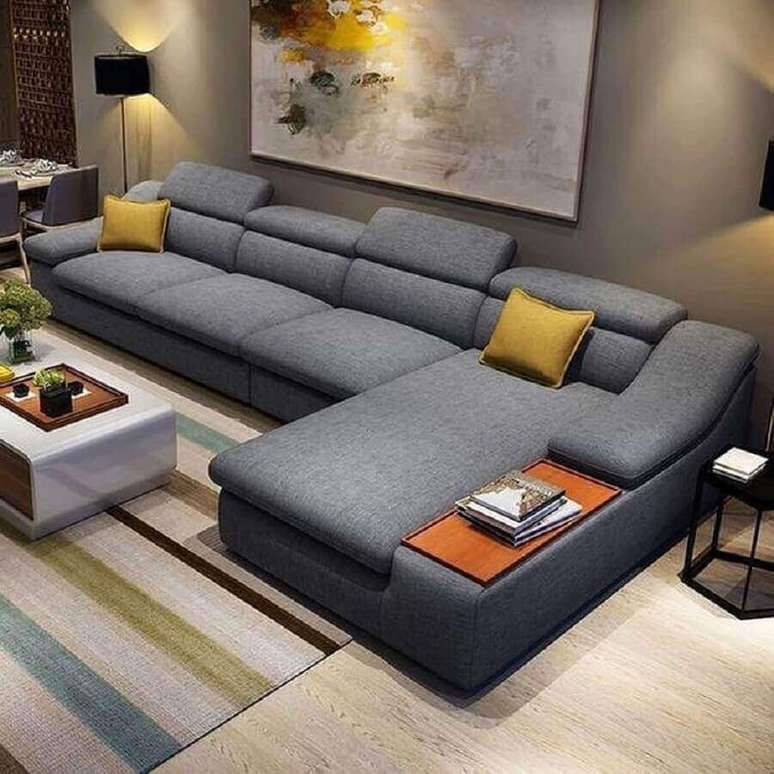 39. Decoração de sofá de canto modernos para sala ampla decorada com tapete listrado – Foto: ElderBranch