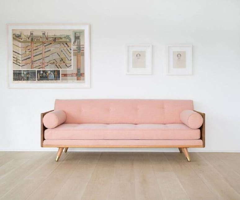 43. Sofá moderno rosa com base de madeira – Foto: Make & Co