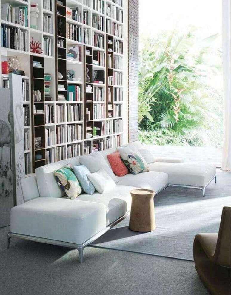 44. Sofá modernos para sala ampla decorada com parede de livros – Foto: Pinterest