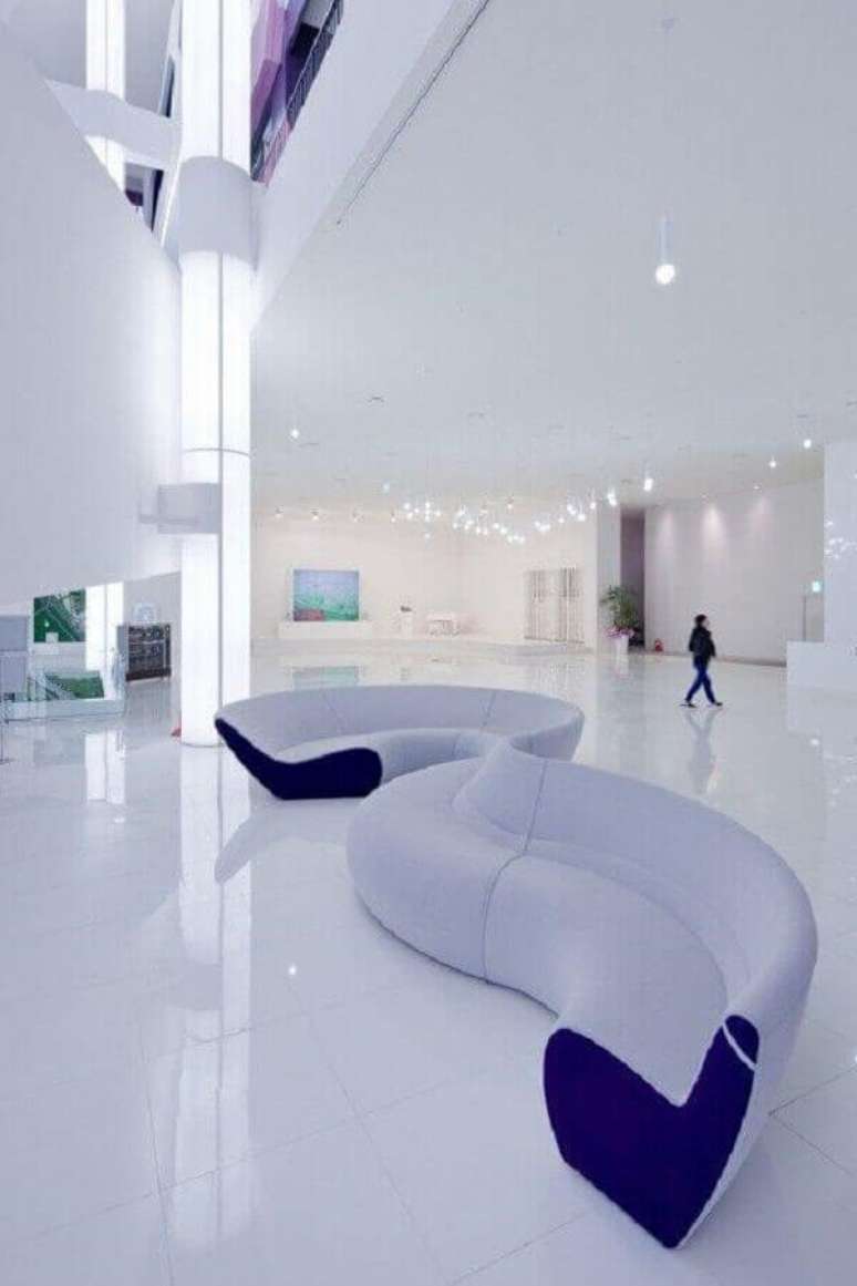 51. Os sofás modernos com formas arredondadas são perfeitos para decorar ambientes com estilo futurista – Foto: Neu dekoration stile