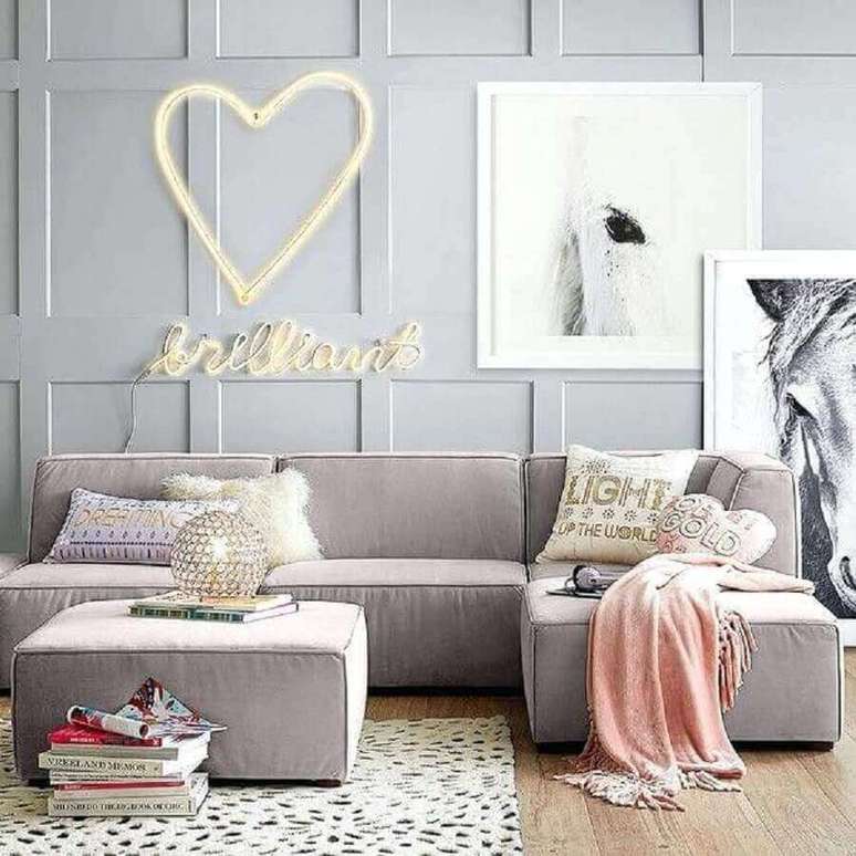 52. Sofás modernos e confortáveis para decoração de sala em tons de cinza – Foto: Mumbly World
