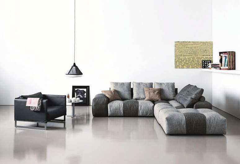 56. Modelos de sofás camas modernos para decoração de sala ampla em tons de cinza – Foto: Decoração e Ideias