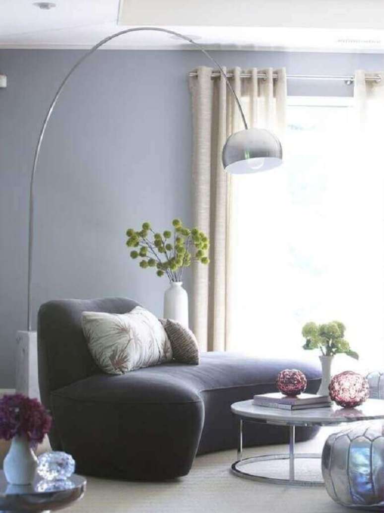 64. Modelos de sofás modernos para sala pequena e confortável decorada com luminária de chão – Foto: Pinterest