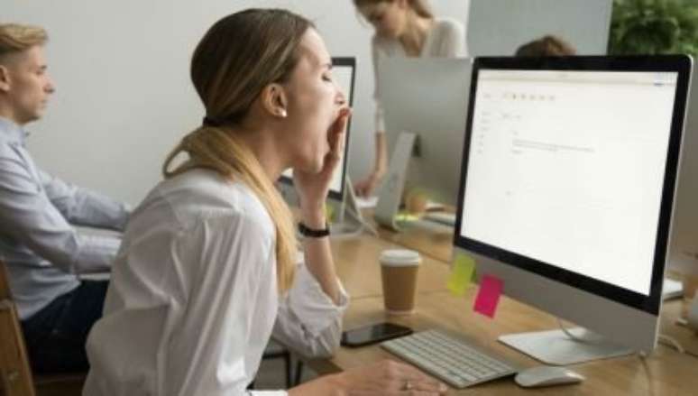 Mulher com sonolência durante o expediente - Foto: Shutterstock