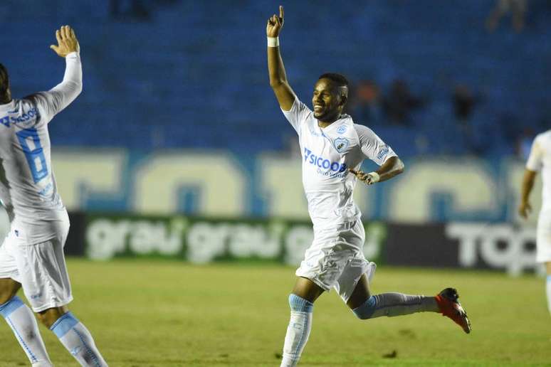 Londrina derrotou o Vitória por 3 a 1, de virada, e se coloca na quarta colocação da Série B do Campeonato Brasileiro