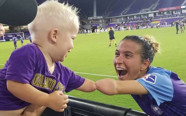 Encontro da zagueira do Orlando Pride com garoto viralizou nas redes sociais.