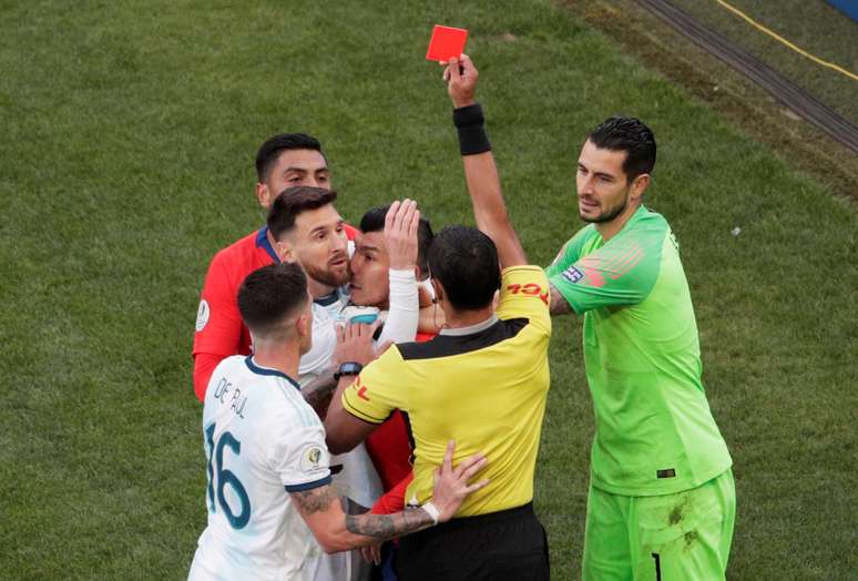 Juiz mostra cart&atilde;o vermelho a Lionel Messi em jogo Argentina x Chile na Copa Am&eacute;rica
06/07/2019
REUTERS/Ueslei Marcelino
