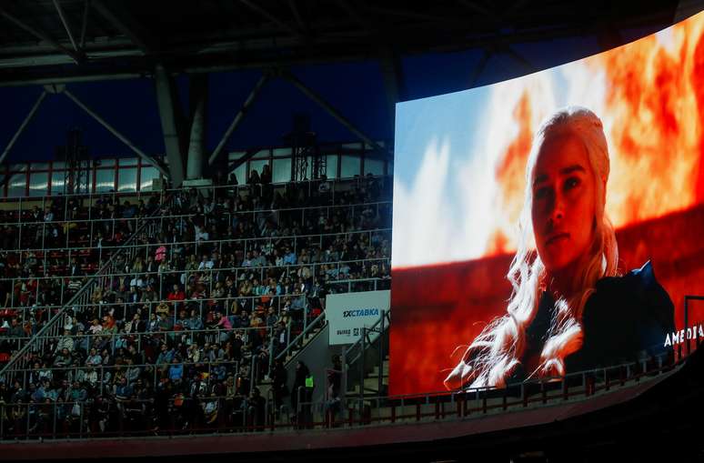 Personagem Daenerys Targaryen em tel&atilde;o antes de exibi&ccedil;&atilde;o de epis&oacute;dio final de Game of Thrones em Moscou
20/05/2019 REUTERS/Maxim Shemetov 