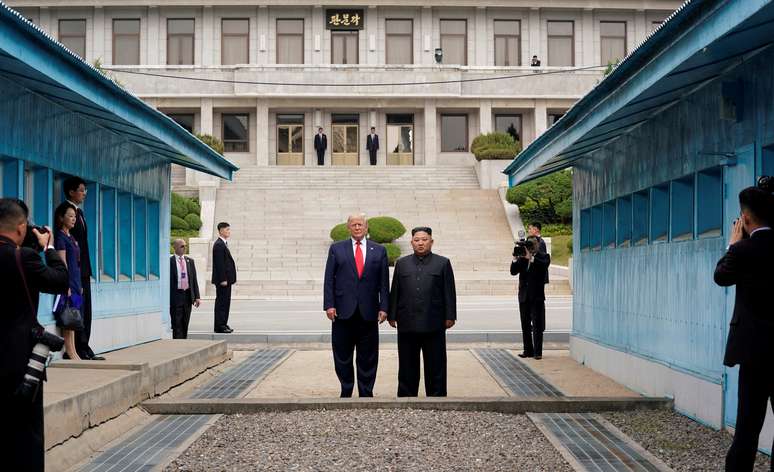 Presidente dos EUA, Donald Trump, e o líder norte-coreano, Kim Jong Un, se encontraram na zona desmilitarizada entre as duas Coreias 
30/06/2019
REUTERS/Kevin Lamarque