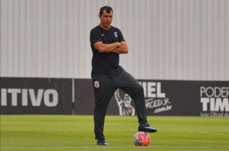 Carille vai para o terceiro jogo seguido com o mesmo esquema tático (Foto: Antônio Cicero/Photo Press)