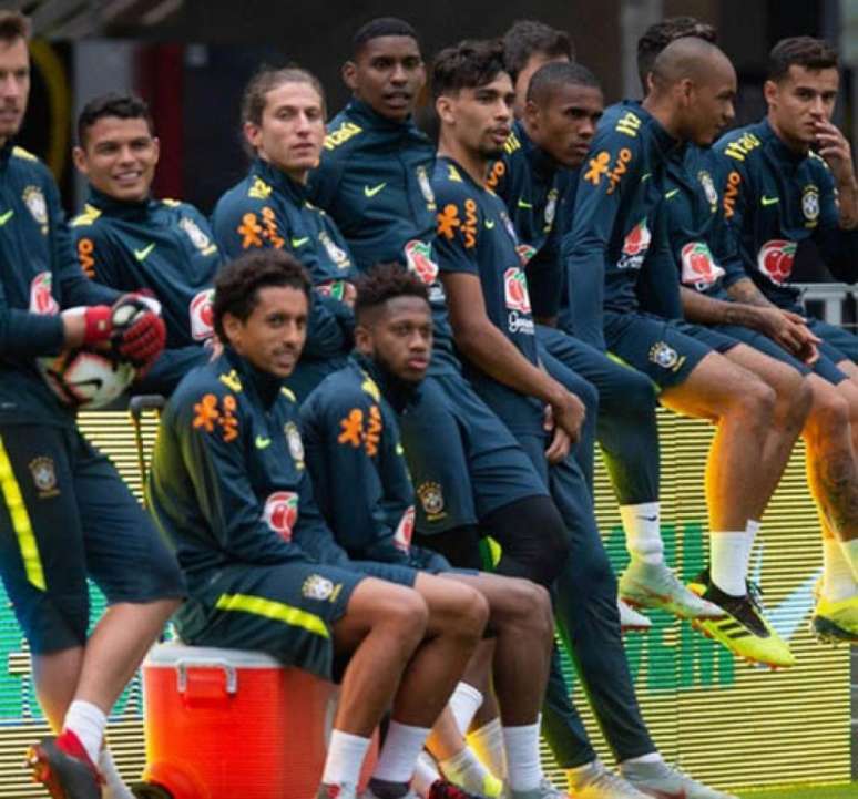 Hugo Souza, no centro, ao lado de Filipe Luís na Seleção Brasileira (Foto: Pedro Martins / Mowa Press)