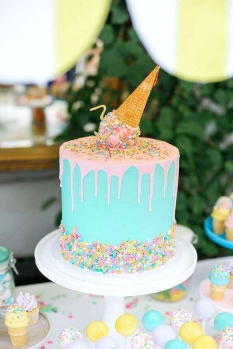 19. Quem pretende realizar uma festa na piscina, pode investir no bolo de 15 anos simples. &Eacute; a melhor alternativa! &ndash; Por: Pinterest