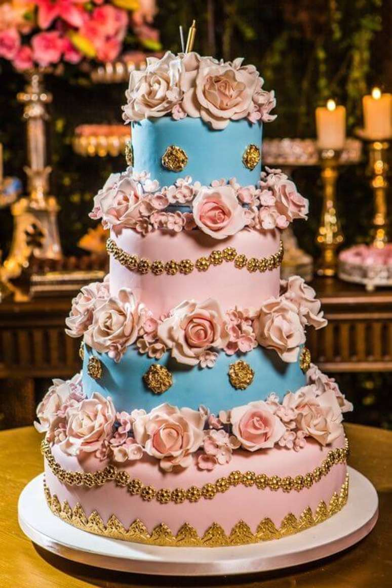 20. Capriche na escolha do seu bolo de festa de 15 anos. Os modelos coloridos e decorados com flores s&atilde;o os mais bonitos &ndash; Por: Pinterest