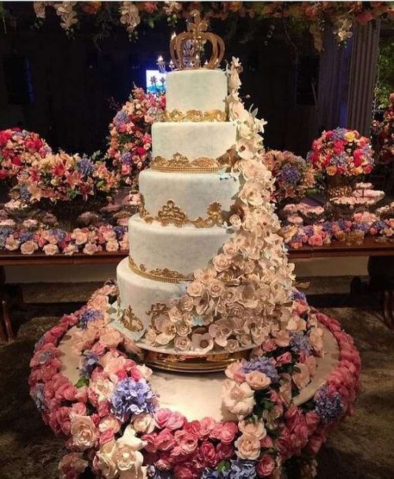 26. Bolo de 15 anos cl&aacute;ssico com flores em tons pasteis