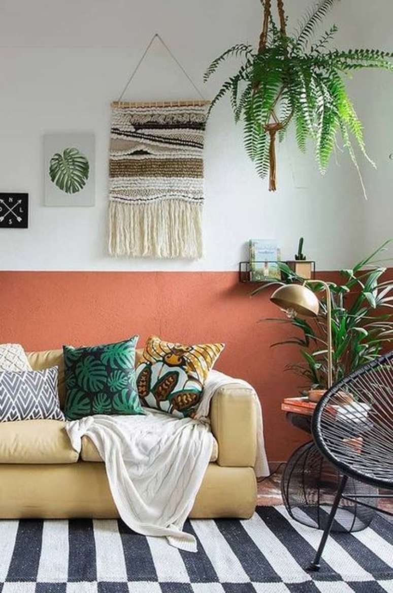 23. Todo um espaço da sala pode ser reservado para a palmeira ráfia e outras plantas. Foto: Decor Fácil