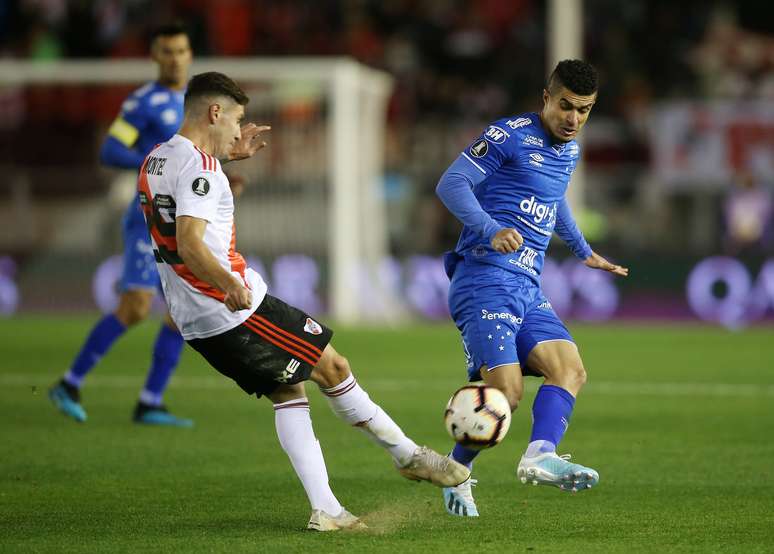 Gonzalo Montiel divide a bola com Egídio