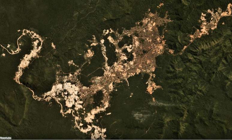 Frentes de garimpo ilegal de ouro na Terra Indígena Kayapó, no Pará, em julho de 2019; manchas claras indicam atividade mais recente.