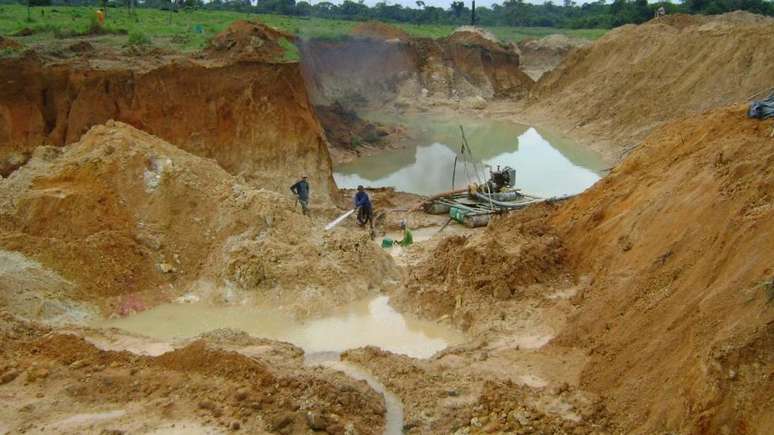 Cratera de garimpo ilegal em Mato Grosso