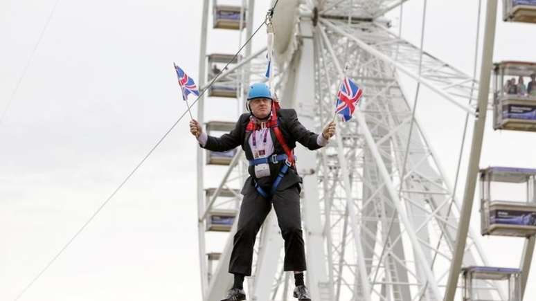 Boris Johnson se popularizou por gafes e cenas inusitadas, como quando ficou preso numa tirolesa carregando bandeiras do Reino Unido. Para especialistas, essa conduta é programada para gerar a imagem de um 'político diferente' dos outros.