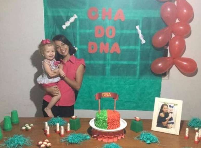 Rafaela Silva e a filha no 'chá revelação do DNA'.